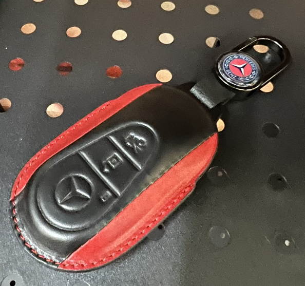 K75-เคสหนังดำแดง รีโมทรถ All New Mercedes-Benz C 220 d 2022 พรีเมียมเกรด Premium Grade (Cow Hide Leather Key Case Key Se