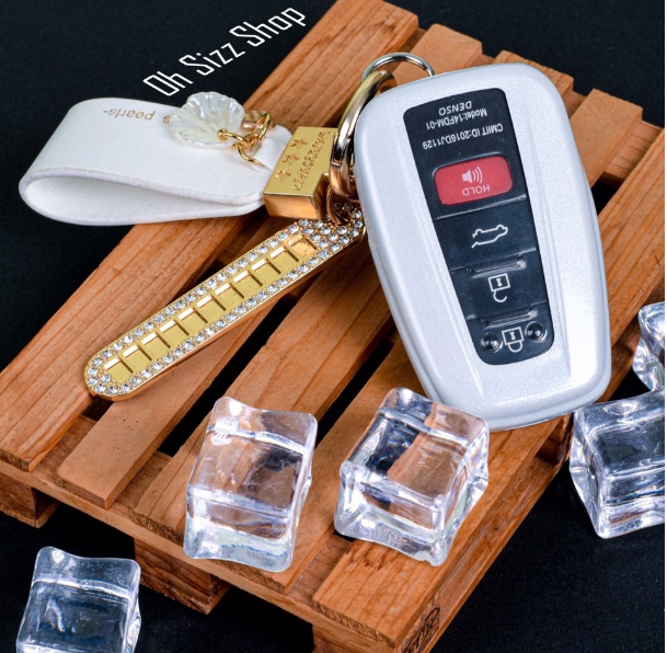 K34-เคสรีโมทรถ ขาวมุกพร้อมพวงกุญแจพรีเมียม Toyota Cross 2022 แบบฝาปุ่มใสหน้าหลัง สามารถดึงกุญแจในรีโมทได้