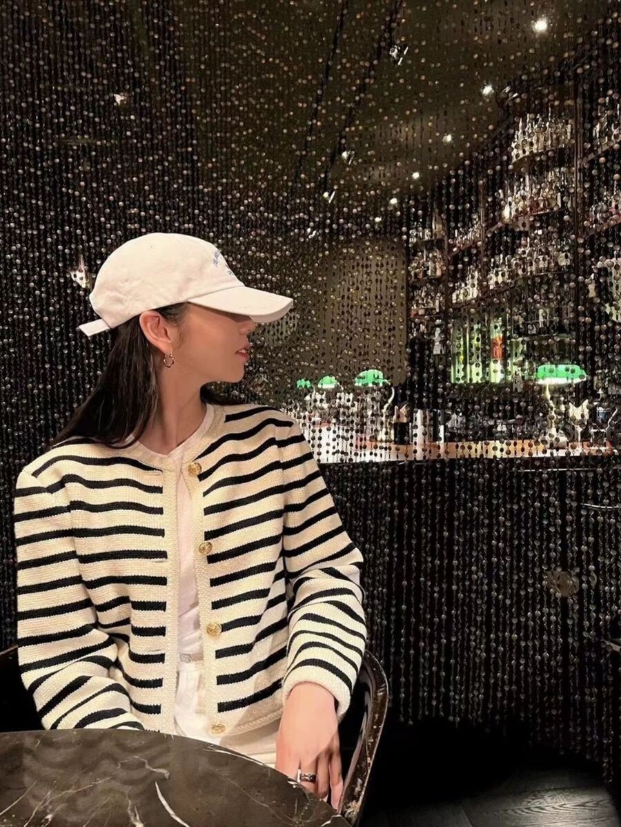 คาร์ดิแกนไหมพรม ลายริ้วซิกเนอร์เจอร์ ดีเทลกุ้ยขอบ กระดุมทองหรูหรา มีกระเป๋าหลอก  i-27