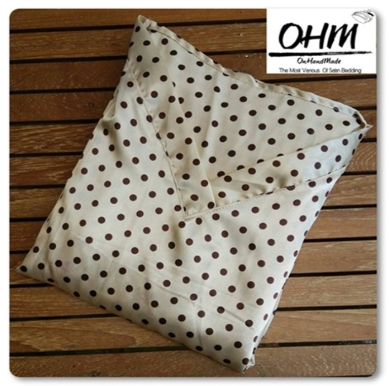 MH96-ชุดนอนผ้าซาติน (ผู้ชาย) เสื้อคอวีแขนสั้นและกางเกงขายาว ผ้าซาตินแท้ พื้นครีม ลายจุดน้ำตาล